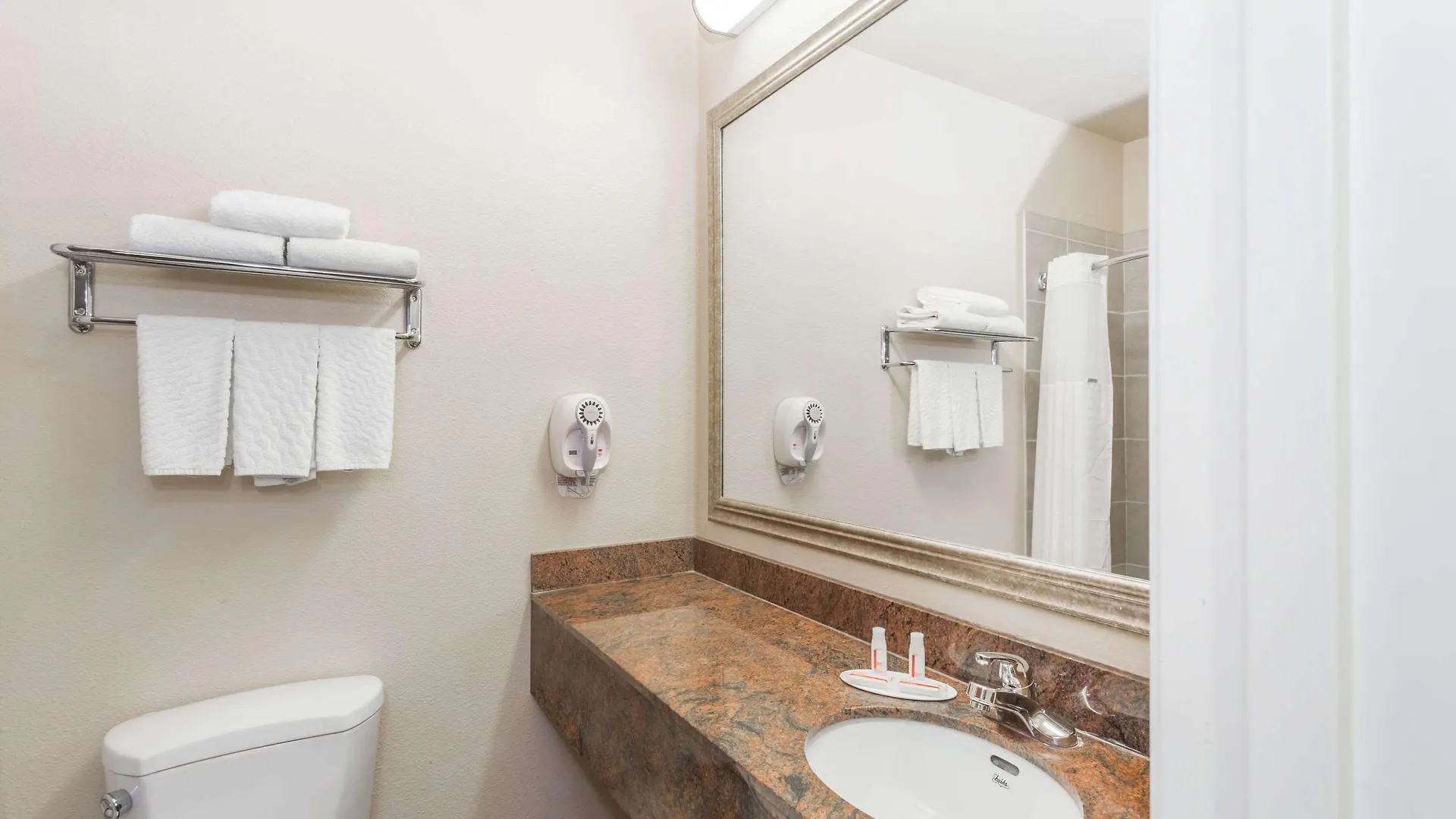 *** Hotel Baymont By Wyndham Savannah/Garden City USA
